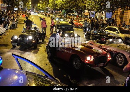 Rom, Italien. 19. Mai 2017. Die Ankunft der 440 Oldtimer in der Via Veneto in Rom für die Mille Miglia 2017 Credit: wirklich Easy Star/Alamy Live News Stockfoto