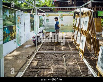 Bangkok, Bangkok, Thailand. 20. Mai 2017. Ein Thai-Mann befasst sich mit einer Ausstellung über die historischen Wurzeln des Pom Mahakan an einem gemeinschaftlichen Platz im Pom Mahakan. Die endgültige Vertreibung der verbliebenen Familien in Pom Mahakan, ein Slum-Gemeinschaft in einem 19. Jahrhundert Fort in Bangkok, haben begonnen. Vertreter der Stadt ziehen die Bewohner aus der Festung. NGOs und Denkmalpflege Organisationen protestierten die Stadt Aktion aber städtischen Beamten nicht nachgeben und vertreiben die restlichen Familien Anfang März begonnen. Bildnachweis: Jack Kurtz/ZUMA Draht/Alamy Live-Nachrichten Stockfoto