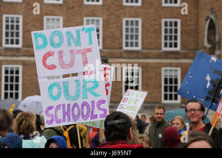 Bristol, UK. 20. Mai 2017.  Eltern, Kinder und Schule indifferente in Bristol-Mitarbeiter die Abteilung für Bildung des neuen nationalen Finanzierung Formel (NFF), die Bristol sieht verlieren fast £ 33 Millionen in den nächsten Jahren zu protestieren.  Schulen haben davor gewarnt, dass Bristol fast 1.000 Lehrer verlieren, und erfordern erhöhte Klassengrößen zu bewältigen, die Kürzungen.  Paul Hennell/Alamy Live-Nachrichten Stockfoto