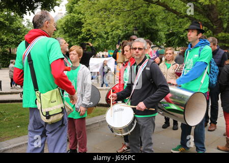 Bristol, UK. 20. Mai 2017.  Eltern, Kinder und Schule indifferente in Bristol-Mitarbeiter die Abteilung für Bildung des neuen nationalen Finanzierung Formel (NFF), die Bristol sieht verlieren fast £ 33 Millionen in den nächsten Jahren zu protestieren.  Schulen haben davor gewarnt, dass Bristol fast 1.000 Lehrer verlieren, und erfordern erhöhte Klassengrößen zu bewältigen, die Kürzungen.  Paul Hennell/Alamy Live-Nachrichten Stockfoto