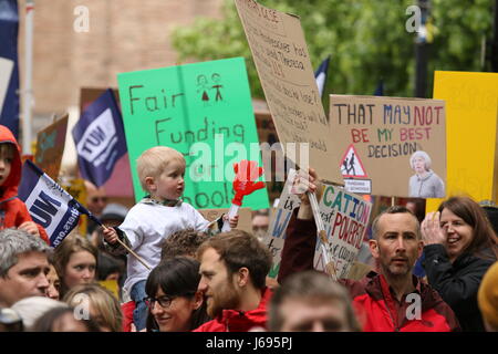 Bristol, UK. 20. Mai 2017.  Eltern, Kinder und Schule indifferente in Bristol-Mitarbeiter die Abteilung für Bildung des neuen nationalen Finanzierung Formel (NFF), die Bristol sieht verlieren fast £ 33 Millionen in den nächsten Jahren zu protestieren.  Schulen haben davor gewarnt, dass Bristol fast 1.000 Lehrer verlieren, und erfordern erhöhte Klassengrößen zu bewältigen, die Kürzungen.  Paul Hennell/Alamy Live-Nachrichten Stockfoto