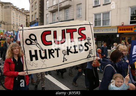 Bristol, UK. 20. Mai 2017.  Eltern, Kinder und Schule indifferente in Bristol-Mitarbeiter die Abteilung für Bildung des neuen nationalen Finanzierung Formel (NFF), die Bristol sieht verlieren fast £ 33 Millionen in den nächsten Jahren zu protestieren.  Schulen haben davor gewarnt, dass Bristol fast 1.000 Lehrer verlieren, und erfordern erhöhte Klassengrößen zu bewältigen, die Kürzungen.  Paul Hennell/Alamy Live-Nachrichten Stockfoto