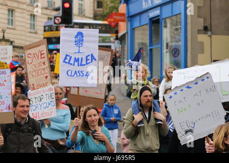 Bristol, UK. 20. Mai 2017.  Eltern, Kinder und Schule indifferente in Bristol-Mitarbeiter die Abteilung für Bildung des neuen nationalen Finanzierung Formel (NFF), die Bristol sieht verlieren fast £ 33 Millionen in den nächsten Jahren zu protestieren.  Schulen haben davor gewarnt, dass Bristol fast 1.000 Lehrer verlieren, und erfordern erhöhte Klassengrößen zu bewältigen, die Kürzungen.  Paul Hennell/Alamy Live-Nachrichten Stockfoto