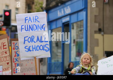 Bristol, UK. 20. Mai 2017.  Eltern, Kinder und Schule indifferente in Bristol-Mitarbeiter die Abteilung für Bildung des neuen nationalen Finanzierung Formel (NFF), die Bristol sieht verlieren fast £ 33 Millionen in den nächsten Jahren zu protestieren.  Schulen haben davor gewarnt, dass Bristol fast 1.000 Lehrer verlieren, und erfordern erhöhte Klassengrößen zu bewältigen, die Kürzungen.  Paul Hennell/Alamy Live-Nachrichten Stockfoto