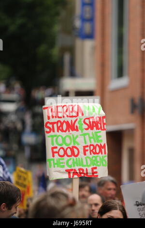 Bristol, UK. 20. Mai 2017.  Eltern, Kinder und Schule indifferente in Bristol-Mitarbeiter die Abteilung für Bildung des neuen nationalen Finanzierung Formel (NFF), die Bristol sieht verlieren fast £ 33 Millionen in den nächsten Jahren zu protestieren.  Schulen haben davor gewarnt, dass Bristol fast 1.000 Lehrer verlieren, und erfordern erhöhte Klassengrößen zu bewältigen, die Kürzungen.  Paul Hennell/Alamy Live-Nachrichten Stockfoto