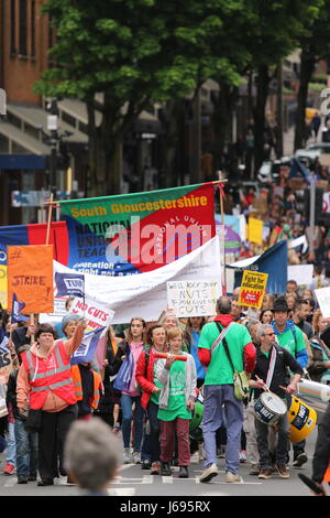 Bristol, UK. 20. Mai 2017.  Eltern, Kinder und Schule indifferente in Bristol-Mitarbeiter die Abteilung für Bildung des neuen nationalen Finanzierung Formel (NFF), die Bristol sieht verlieren fast £ 33 Millionen in den nächsten Jahren zu protestieren.  Schulen haben davor gewarnt, dass Bristol fast 1.000 Lehrer verlieren, und erfordern erhöhte Klassengrößen zu bewältigen, die Kürzungen.  Paul Hennell/Alamy Live-Nachrichten Stockfoto