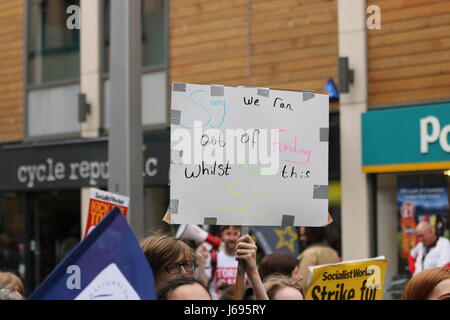 Bristol, UK. 20. Mai 2017.  Eltern, Kinder und Schule indifferente in Bristol-Mitarbeiter die Abteilung für Bildung des neuen nationalen Finanzierung Formel (NFF), die Bristol sieht verlieren fast £ 33 Millionen in den nächsten Jahren zu protestieren.  Schulen haben davor gewarnt, dass Bristol fast 1.000 Lehrer verlieren, und erfordern erhöhte Klassengrößen zu bewältigen, die Kürzungen.  Paul Hennell/Alamy Live-Nachrichten Stockfoto