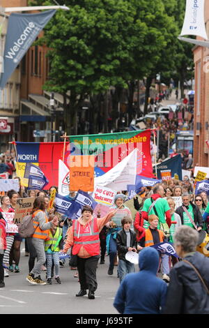 Bristol, UK. 20. Mai 2017.  Eltern, Kinder und Schule indifferente in Bristol-Mitarbeiter die Abteilung für Bildung des neuen nationalen Finanzierung Formel (NFF), die Bristol sieht verlieren fast £ 33 Millionen in den nächsten Jahren zu protestieren.  Schulen haben davor gewarnt, dass Bristol fast 1.000 Lehrer verlieren, und erfordern erhöhte Klassengrößen zu bewältigen, die Kürzungen.  Paul Hennell/Alamy Live-Nachrichten Stockfoto