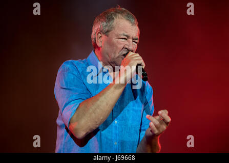 München, Deutschland. 19. Mai 2017. Deep Purple Sänger Ian Gillan Aufführung auf der Bühne in der Olympiahalle in München, 19. Mai 2017. Die britische Rock-Legenden haben ihre "Long Goodbye Tour" in Deutschland angepfiffen. Foto: Sven Hoppe/Dpa/Alamy Live News Stockfoto