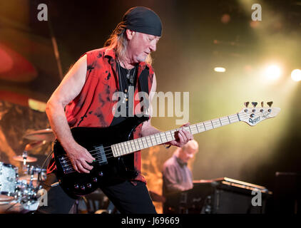 München, Deutschland. 19. Mai 2017. Deep Purple Bassist Roger Glover in der Leistung auf der Bühne in der Olympiahalle in München, 19. Mai 2017. Die britische Rock-Legenden haben ihre "Long Goodbye Tour" in Deutschland angepfiffen. Foto: Sven Hoppe/Dpa/Alamy Live News Stockfoto