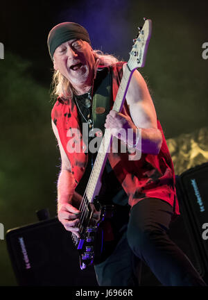 München, Deutschland. 19. Mai 2017. Deep Purple Bassist Roger Glover in Aufführung auf der Bühne in der Olympiahalle in München, 19. Mai 2017. Die britische Rock-Legenden haben ihre "Long Goodbye Tour" in Deutschland angepfiffen. Foto: Sven Hoppe/Dpa/Alamy Live News Stockfoto