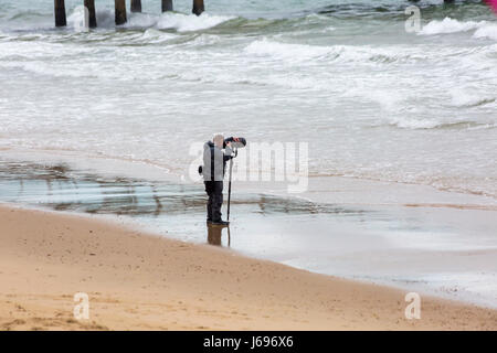 Bournemouth, Dorset, UK. 20. Mai 2017. UK-Wetter: kalter Tag mit regen Duschen in Boscombe Beach, Bournemouth. Fotografen werden jedem Wetter einen guten Schuss zu trotzen! Bildnachweis: Carolyn Jenkins/Alamy Live-Nachrichten Stockfoto