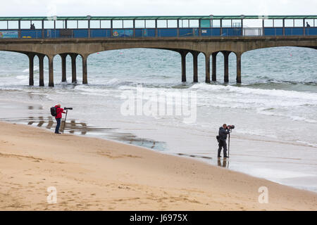 Bournemouth, Dorset, UK. 20. Mai 2017. UK-Wetter: kalter Tag mit regen Duschen in Boscombe Beach, Bournemouth. Fotografen trotzen jedem Wetter um einen guten Schuss zu bekommen! Bildnachweis: Carolyn Jenkins/Alamy Live-Nachrichten Stockfoto