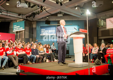 Jeremy Corbyn MP Führer der britischen Labour-Partei befasst sich mit eine Kundgebung an der Spitze bis zu den Parlamentswahlen 2017 Stockfoto