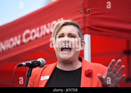 Ashley Dalton, Labour-Kandidat für Rochford & Southend East. Tragen Sie rot Stockfoto