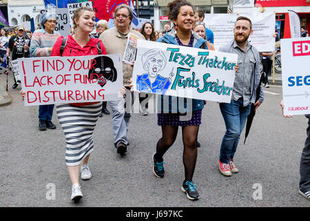 Bristol, UK. 20. Mai 2017. Demonstranten tragen Schilder und Plakate sind abgebildet, wie sie marschieren durch die Straßen von Bristol über Bildung Kürzungen zu protestieren, der Marsch von der Süd-West-Region von der Mutter als Reaktion auf den großen Angriff auf die Finanzierung der Schule organisiert wurde. Stockfoto