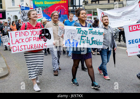 Bristol, UK. 20. Mai 2017. Demonstranten tragen Schilder und Plakate sind abgebildet, wie sie marschieren durch die Straßen von Bristol über Bildung Kürzungen zu protestieren, der Marsch von der Süd-West-Region von der Mutter als Reaktion auf den großen Angriff auf die Finanzierung der Schule organisiert wurde. Stockfoto