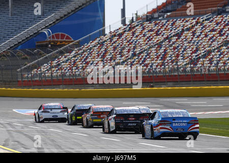 Concord, NC, USA. 19. Mai 2017. 19. Mai 2017 - Concord, NC, USA: Autos warten auf Boxengasse Praxis für Monster Energy Open auf dem Charlotte Motor Speedway in Concord, North Carolina beginnen. Bildnachweis: Chris Owens Asp Inc/ASP/ZUMA Draht/Alamy Live-Nachrichten Stockfoto