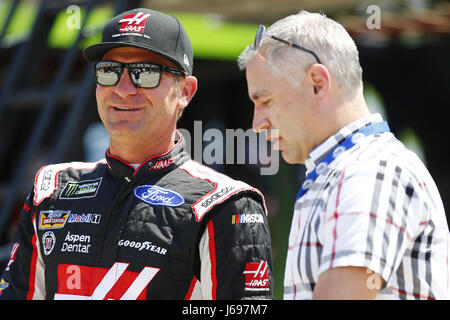 Concord, NC, USA. 19. Mai 2017. 19. Mai 2017 - Concord, NC, USA: Clint Bowyer (14) hängt in der Garage während des Trainings für die Monster Energy Open auf dem Charlotte Motor Speedway in Concord, North Carolina. Bildnachweis: Chris Owens Asp Inc/ASP/ZUMA Draht/Alamy Live-Nachrichten Stockfoto