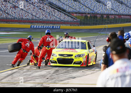 Concord, NC, USA. 19. Mai 2017. 19. Mai 2017 - Concord, NC, USA: Dale Earnhardt Jr. (88) bringt sein Auto Grube Weg für Service im Zeittraining für das Monster Energy NASCAR All-Star-Rennen auf dem Charlotte Motor Speedway in Concord, North Carolina. Bildnachweis: Chris Owens Asp Inc/ASP/ZUMA Draht/Alamy Live-Nachrichten Stockfoto