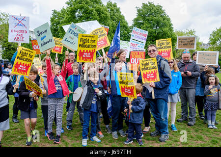 Bristol, UK. 20. Mai 2017. Schulkinder abgebildet sind, wie sie an einen Protestmarsch in Bristol teilzunehmen, wurde der Marsch, Bildung zu verteidigen und das Schneiden von Mitteln für Schulen zu stoppen statt. Bildnachweis: Lynchpics/Alamy Live-Nachrichten Stockfoto