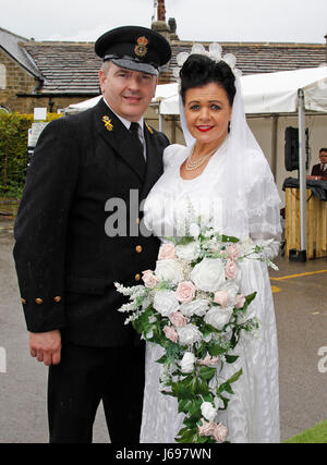 Haworth, Vereinigtes Königreich. 20. Mai 2017. Ein paar im Zeitraum Kleid der jährlichen Haworth 1940er Jahren Wochenende, trotz des Regens zu genießen. : Bildnachweis Paul Thompson: West Yorkshire Bilder/Alamy Live-Nachrichten Stockfoto