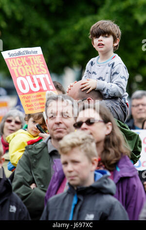 Bristol, UK. 20. Mai 2017. Demonstranten abgebildet sind, wie sie an einen Protestmarsch in Bristol teilzunehmen, wurde der Marsch, Bildung zu verteidigen und das Schneiden von Mitteln für Schulen zu stoppen statt. Bildnachweis: Lynchpics/Alamy Live-Nachrichten Stockfoto