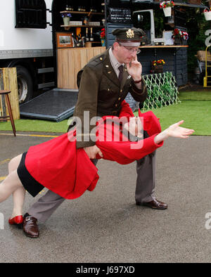 Haworth, Vereinigtes Königreich. 20. Mai 2017. Ein paar im Zeitraum Kleid tanzen zu Musik der 1940er Jahre Wochenende, trotz des Regens während der jährlichen Haworth schwingen. : Bildnachweis Paul Thompson: West Yorkshire Bilder/Alamy Live-Nachrichten Stockfoto