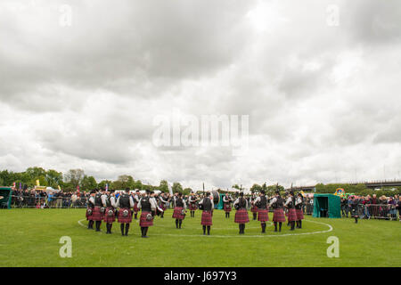 Paisley, Schottland, Vereinigtes Königreich. 20. Mai 2017. UK-Wetter - dunkle Wolken in Paisley am britischen Pipe Band Championships 2017.  Paisley bieten für UK Stadt von Kultur 2021 Credit: Kay Roxby/Alamy Live News Stockfoto