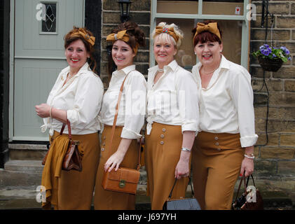 Haworth, UK. 20 Mai, 2017. vier Frauen gekleidet als Land Mädchen genießen Haworth 1940 s Wochenende, trotz des Regens. Foto: Paul Thompson Credit: West Yorkshire images/alamy leben Nachrichten Stockfoto