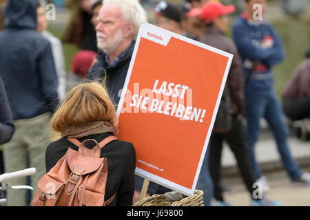 Wien, Österreich. Samstag, 20. 2017. Mai. Zahlreiche afghanische Verbände, nichtstaatliche Organisationen und politische Organisationen protestieren gegen die Deportationen nach Afghanistan am Samstag. Schilder mit der Aufschrift „Lass sie bleiben“. Franz Perc/Alamy Live News. Stockfoto