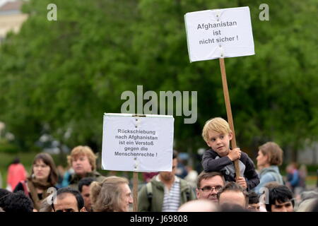 Wien, Österreich. Samstag, 20. 2017. Mai. Zahlreiche afghanische Verbände, nichtstaatliche Organisationen und politische Organisationen protestieren gegen die Deportationen nach Afghanistan am Samstag. Plaketten mit der Aufschrift "Afgahnistan is not Safe". Franz Perc/Alamy Live News. Stockfoto