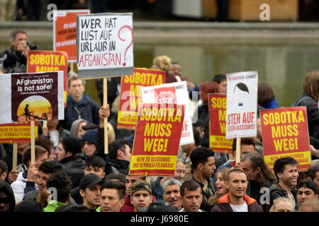 Wien, Österreich. Samstag, 20. 2017. Mai. Zahlreiche afghanische Verbände, nichtstaatliche Organisationen und politische Organisationen protestieren gegen die Deportationen nach Afghanistan am Samstag. Schilder mit der Aufschrift „Sobotka muss gehen“. Franz Perc/Alamy Live News. Stockfoto