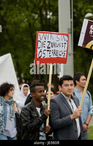 Wien, Österreich. Samstag, 20. 2017. Mai. Zahlreiche afghanische Verbände, nichtstaatliche Organisationen und politische Organisationen protestieren gegen die Deportationen nach Afghanistan am Samstag. Schilder mit der Inschrift "Wir sind die Zukunft Österreichs". Franz Perc/Alamy Live News. Stockfoto