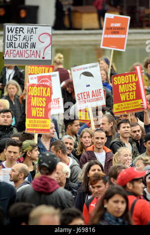 Wien, Österreich. Samstag, 20. 2017. Mai. Zahlreiche afghanische Verbände, nichtstaatliche Organisationen und politische Organisationen protestieren gegen die Deportationen nach Afghanistan am Samstag. Schilder mit der Aufschrift „Sobotka muss gehen“. Franz Perc/Alamy Live News. Stockfoto