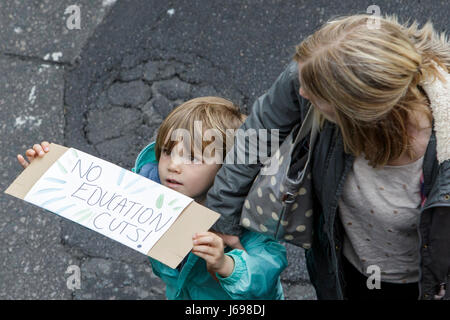 Bristol, UK. 20. Mai 2017. Ein kleines Kind, die Teilnahme an einem Protestmarsch Bildung hält seine Plakat, Fotografen stehen auf einer Brücke über ihm zu zeigen, war der Marsch, Bildung zu verteidigen und das Schneiden von Mitteln für Schulen nicht mehr statt. Bildnachweis: Lynchpics/Alamy Live-Nachrichten Stockfoto