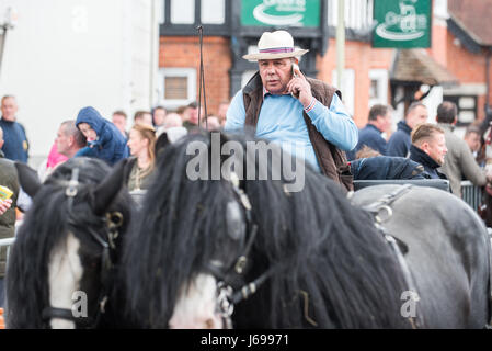 Wickham, Hampshire, Vereinigtes Königreich. 20. Mai 2017. Wickham Pferdemesse. Gruppen von Gipsy Reisende treffen sich mit ihren Pferden. Die jährliche Wickham Pferdemesse in der Nähe von Fareham, stammt aus mehr als 800 Jahren und wird von Reisenden Gemeinden aus über dem Land besucht. Bildnachweis: Will Bailey/Alamy Live-Nachrichten Stockfoto