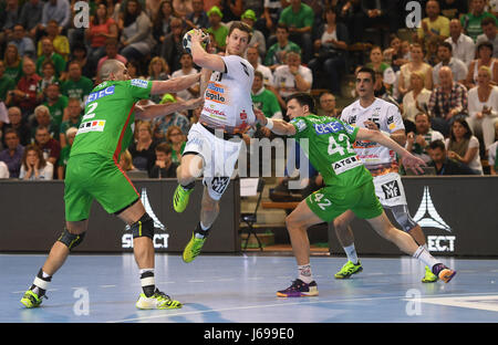 Göppingen Daniel Fontaine (2-L) in Aktion mit Magdeburg Zeljko Musa (L), Magdeburger Nemanja Zelenovic (2-R) und Göppingen Zarko Sesum (R) während der deutschen EHF-Cup Handball Halbfinalspiel zwischen SC Magdeburg und Frisch Auf Göppingen in der EWS-Aerna in Göppingen, Deutschland, 20. Mai 2017. Foto: Marijan Murat/dpa Stockfoto