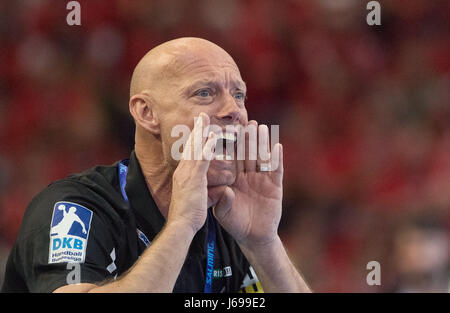 Göppingen Trainer Magnus Andersson schreit während der deutschen EHF-Cup Handball Halbfinalspiel zwischen SC Magdeburg und Frisch Auf Göppingen in der EWS-Aerna in Göppingen, Deutschland, 20. Mai 2017. Foto: Marijan Murat/dpa Stockfoto