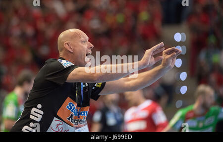 Göppingen Trainer Magnus Andersson schreit während der deutschen EHF-Cup Handball Halbfinalspiel zwischen SC Magdeburg und Frisch Auf Göppingen in der EWS-Aerna in Göppingen, Deutschland, 20. Mai 2017. Foto: Marijan Murat/dpa Stockfoto