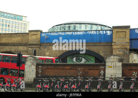 London, UK. 20. Mai 2017. Politische Graffiti an die Wand an der Waterloo Station London vor den vorgezogenen Parlamentswahlen des 8. Juni 2017 wird vom Premierminister Theresa May.   Bildnachweis: Claire Doherty/Alamy Live News Stockfoto