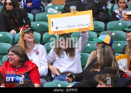 London, UK. 20. Mai 2017. Drei junge Frauen mit einem optimistischen Zeichen beim Finale der HSBC World Rugby Sevens Series. Die Telefonnummer wurde aus naheliegenden Gründen entfernt. Bildnachweis: Michael Preston/Alamy Live-Nachrichten Stockfoto