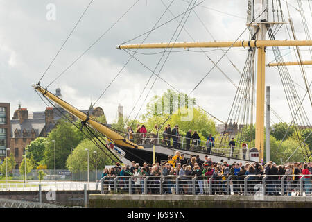 Großsegler, Riverside Museum, Glasgow, Schottland. 20. Mai 2017. UK-Wetter - strahlender Sonnenschein, Wolken und Duschen im Riverside Museum in Glasgow als Massen sammeln für die schottischen Regatta 2017. Der Kampf zwischen Edinburgh und Glasgow University Boat Clubs steht im 140. Jahr. Bildnachweis: Kay Roxby/Alamy Live-Nachrichten Stockfoto