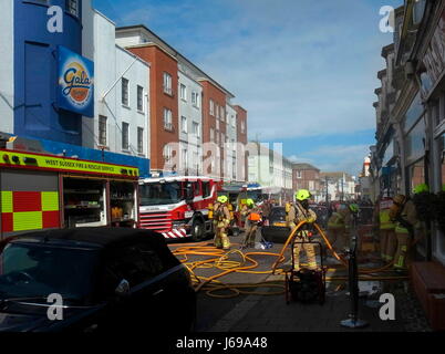 Worthing, England. 20. Mai 2017. -Feuerwehrleute bekämpfen flache Feuer - West Sussex Feuer & Rettungsdienst bekämpfen ein Feuer im dreistöckigen Gebäude in Rowlands Straße heute.  Foto: Jonathan Eastland/Ajax/Alamy Live-Nachrichten. Stockfoto