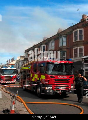 Worthing, England. 20. Mai 2017. -Feuerwehrleute bekämpfen flache Feuer - West Sussex Feuer & Rettungsdienst bekämpfen ein Feuer im dreistöckigen Gebäude in Rowlands Straße heute.  Foto: Jonathan Eastland/Ajax/Alamy Live-Nachrichten. Stockfoto