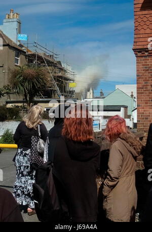 Worthing, England. 20. Mai 2017. -Feuerwehrleute bekämpfen flache Feuer - Zuschauer beobachten West Sussex Feuer & Rettungsdienst eine Flamme dreistöckigen Gebäude in Rowlands Straße heute zu bewältigen.  Foto: Jonathan Eastland/Ajax/Alamy Live-Nachrichten. Stockfoto