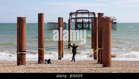 Brighton, UK. 20. Mai 2017. Seiltänzer am Pier West genießen der späten Nachmittagssonne in Brighton mit der Prognose zum Aufwärmen in den nächsten Tagen Kredit festgelegt: Simon Dack/Alamy Live News Stockfoto