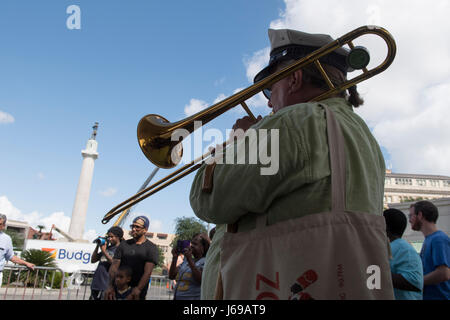 New Orleans, USA. 19. Mai 2017. New Orleans, Louisana USA 19. Mai 2017: Partypeople auf der Straße als Arbeitnehmer vorbereiten zu entfernen, die 13-Fuß hohe Statue von konföderierten General Robert E. Lee, das vierte Denkmal im Auftrag der Bürgermeister Mitch Landrieu entfernt werden. Bildnachweis: Bob Dämmrich/Alamy Live News Bildnachweis: Bob Dämmrich/Alamy Live-Nachrichten Stockfoto