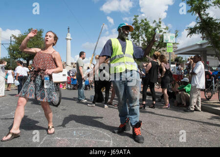 New Orleans, Louisiana USA 19. Mai 2017: Partypeople auf der Straße als Arbeitnehmer vorbereiten zu entfernen, die 16-Fuß hohe Statue von konföderierten General Robert E. Lee, der vierte Denkmal zur Erinnerung an die Konföderation in der Stadt bei einer Abnahmemenge von Bürgermeister Mitch Landrieu entfernt werden. Bildnachweis: Bob Dämmrich/Alamy Live-Nachrichten Stockfoto