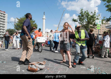 New Orleans, Louisiana USA 19. Mai 2017: Partypeople auf der Straße als Arbeitnehmer vorbereiten zu entfernen, die 16-Fuß hohe Statue von konföderierten General Robert E. Lee, der vierte Denkmal zur Erinnerung an die Konföderation in der Stadt bei einer Abnahmemenge von Bürgermeister Mitch Landrieu entfernt werden. Bildnachweis: Bob Dämmrich/Alamy Live-Nachrichten Stockfoto